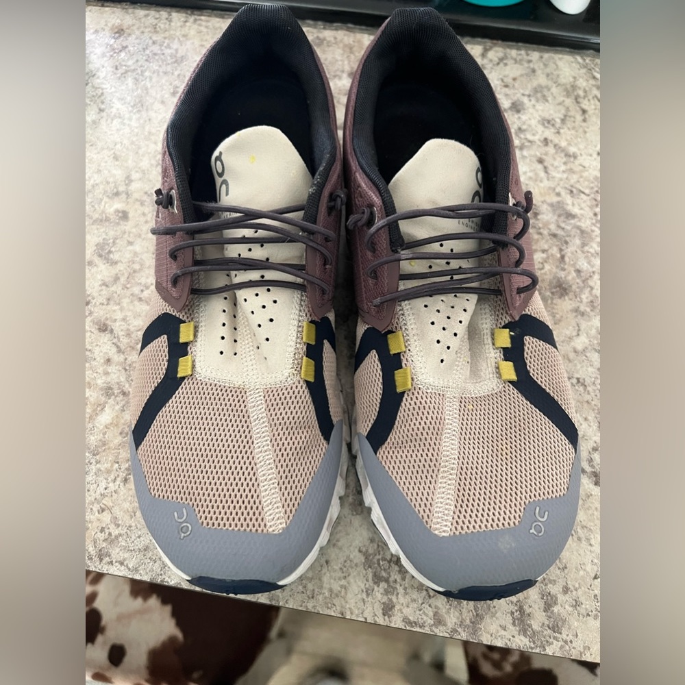 On Running Cloud 70/30 Athletic no-tie
Sneaker Shoe in Grape
